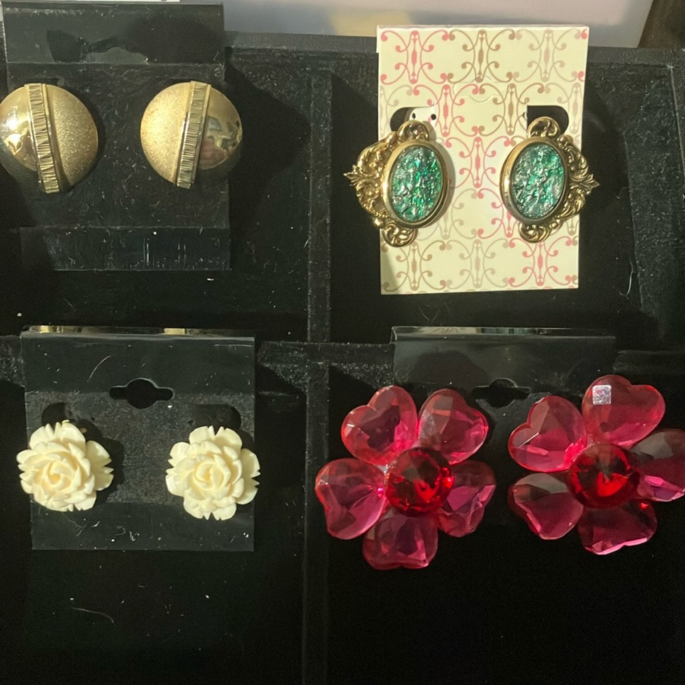 Vintage clip earrings Elegant Gold,Green,white flower, topaz/gold clip earrings